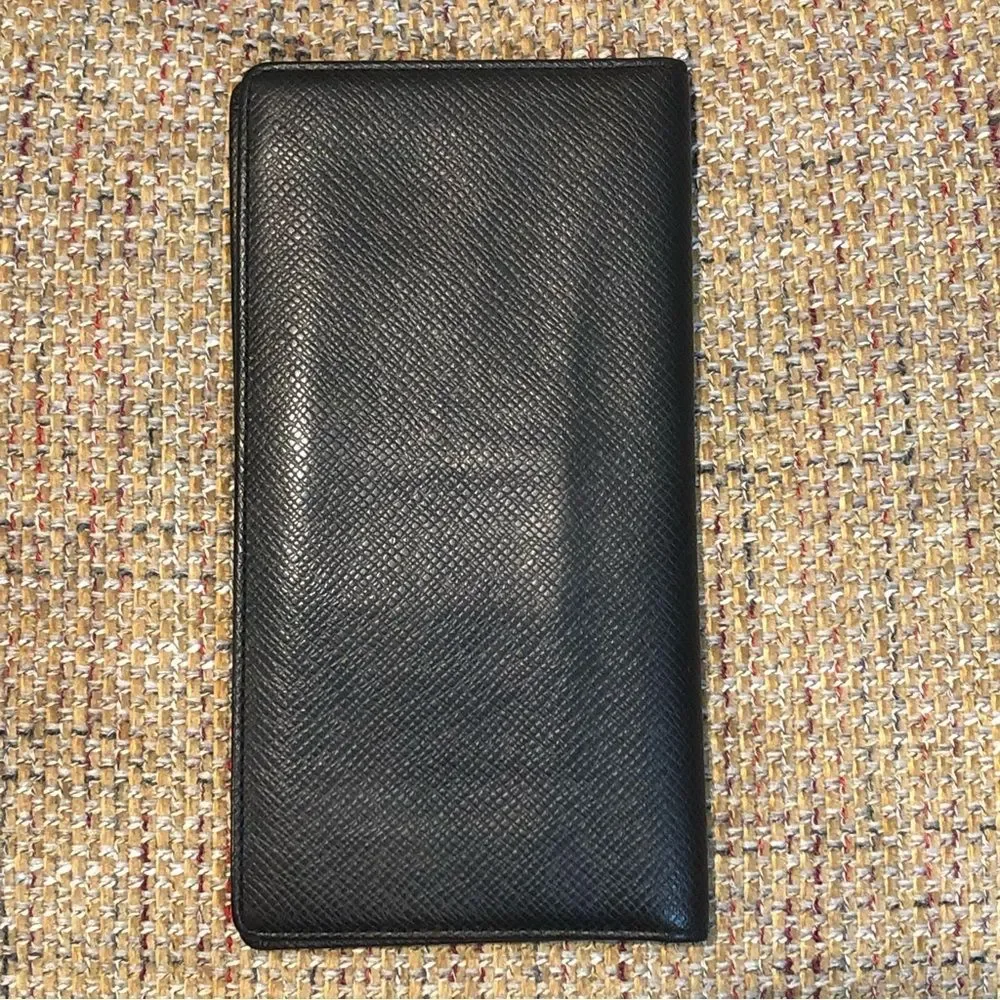LOUIS VUITTON Black Taiga Leather Long Thin Bifold CC Wallet MI0025
